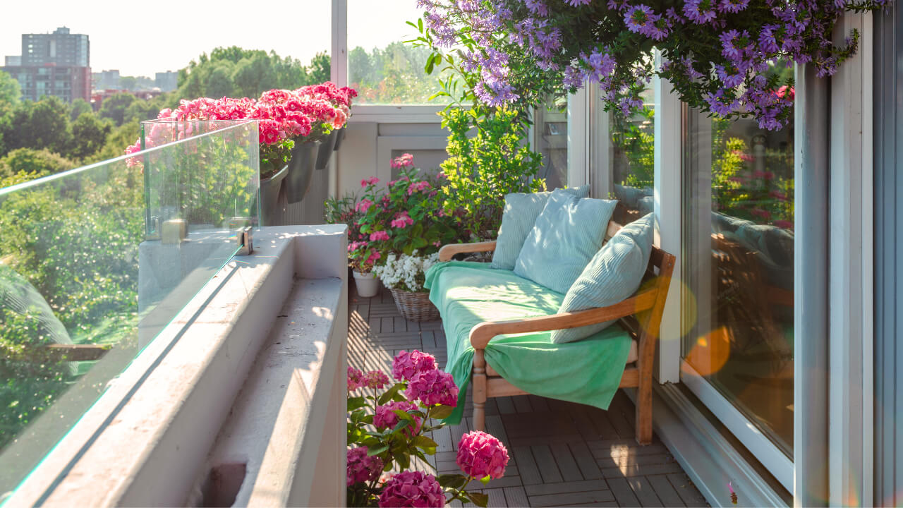 Jak zútulnit panelákový balkon a proměnit ho v oázu zeleně